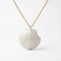 Image 1 of Χειροποίητο Κολιέ "White Scallop Shell" – Ατσάλινη Αλυσίδα