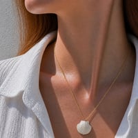 Image 3 of Χειροποίητο Κολιέ "White Scallop Shell" – Ατσάλινη Αλυσίδα
