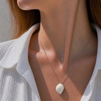 Image 3 of Χειροποίητο Κολιέ "White Pebble Shell" – Ατσάλινη Αλυσίδα