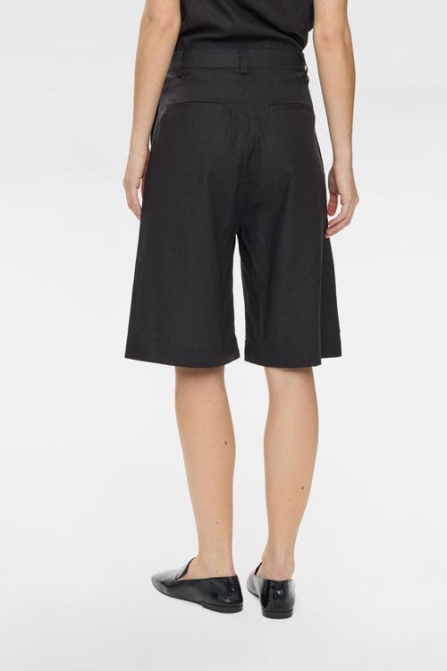 Image of 2-Pantalon corto Nualani Caviar