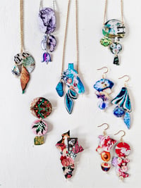 Image 2 of ‘gold topaz, bottle blue’ – gold chain pendant cluster necklace