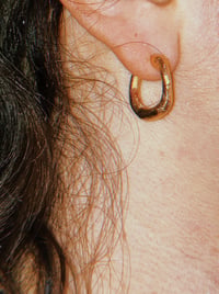 Image 2 of linea hoops medium size - gold plated