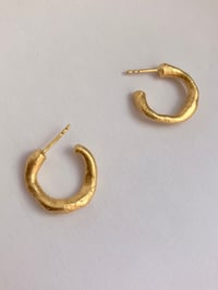 Image 3 of linea hoops medium size - gold plated