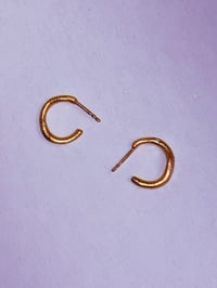 Image 2 of linea hoops small - gold plated