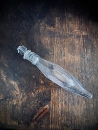 Image 1 of Flacon/fiole en verre ancien, bouchon en verre poli (21x5cm)