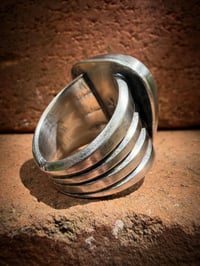 Image 6 of WL&A Handmade Old Style Heavy Ingot Gem Grade Pilot Mtn Ribbon Web Lane Splitter Ring - Size 12