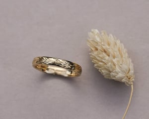Image of 18ct Yellow gold 3mm ‘Olive leaf’ engraved ring