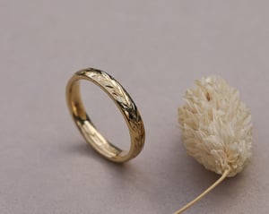 Image of 18ct Yellow gold 3mm ‘Olive leaf’ engraved ring