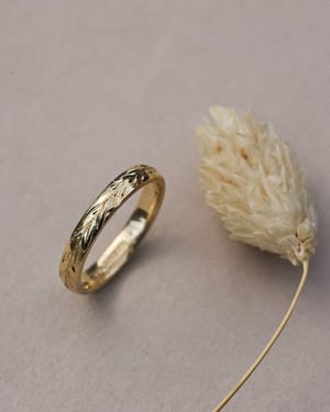 Image of 18ct Yellow gold 3mm ‘Olive leaf’ engraved ring