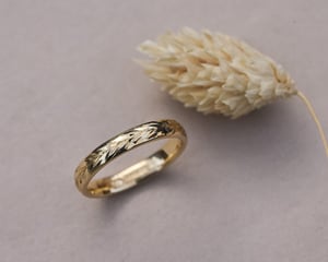 Image of 18ct Yellow gold 3mm ‘Olive leaf’ engraved ring
