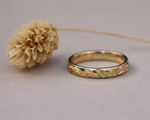 Image of 18ct Yellow gold 3mm ‘Olive leaf’ engraved ring