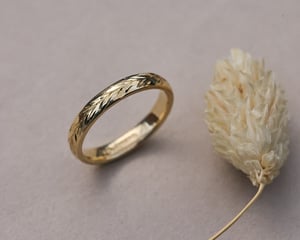 Image of 18ct Yellow gold 3mm ‘Olive leaf’ engraved ring
