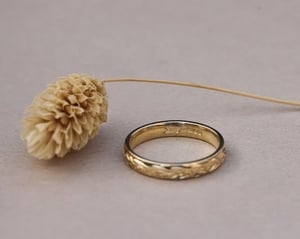 Image of 18ct Yellow gold 3mm ‘Olive leaf’ engraved ring