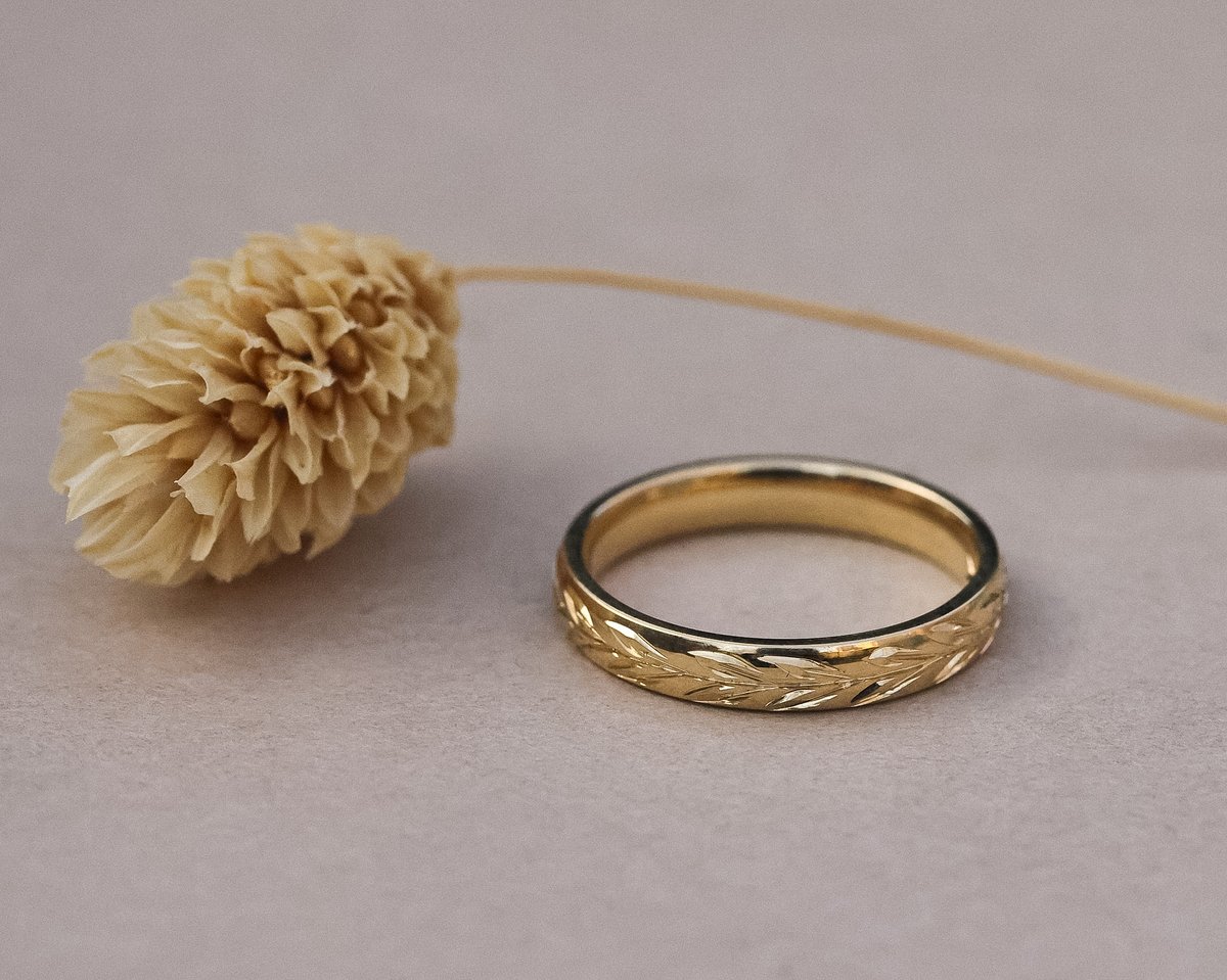 Image of 18ct Yellow gold 3mm ‘Olive leaf’ engraved ring