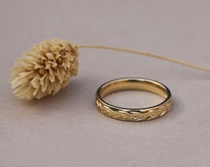 Image of 18ct Yellow gold 3mm ‘Olive leaf’ engraved ring