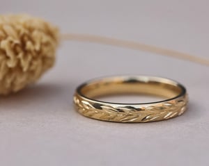 Image of 18ct Yellow gold 3mm ‘Olive leaf’ engraved ring