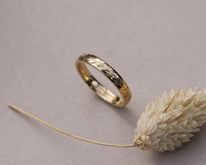 Image of 18ct Yellow gold 3mm ‘Olive leaf’ engraved ring
