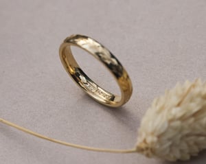 Image of 18ct Yellow gold 3mm ‘Olive leaf’ engraved ring