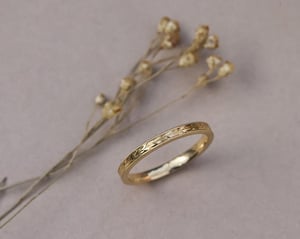 Image of 18ct Yellow gold, 2mm flat court Olive leaf and milled edge engraved ring