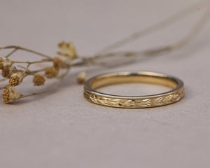 Image of 18ct Yellow gold, 2mm flat court Olive leaf and milled edge engraved ring