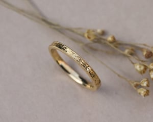 Image of 18ct Yellow gold, 2mm flat court Olive leaf and milled edge engraved ring