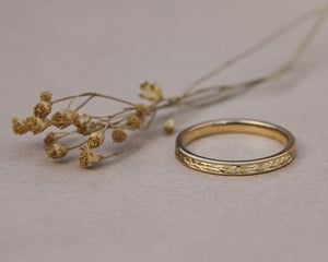 Image of 18ct Yellow gold, 2mm flat court Olive leaf and milled edge engraved ring