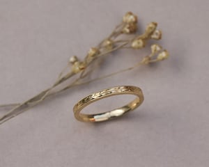 Image of 18ct Yellow gold, 2mm flat court Olive leaf and milled edge engraved ring