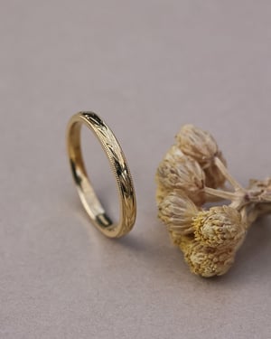 Image of 18ct Yellow gold, 2mm flat court Olive leaf and milled edge engraved ring