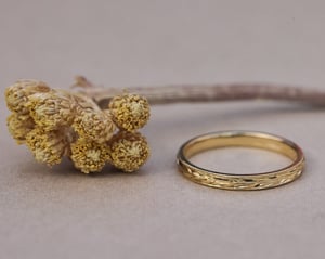 Image of 18ct Yellow gold, 2mm flat court Olive leaf and milled edge engraved ring