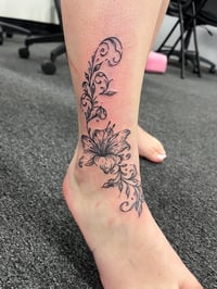 Medium tattoos ( fine line, script, quotes) ( 2-3 hours) ( $100 deposit)