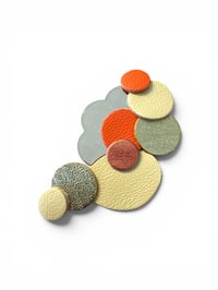 Image 1 of Broche GALET Jaune orange