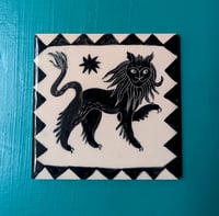 Proud lion tile 