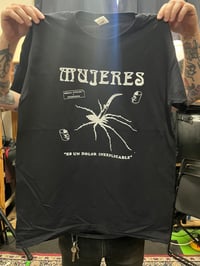 Image 2 of CAMISETA MUJERES NEGRA "ES UN DOLOR INEXPLICABLE"