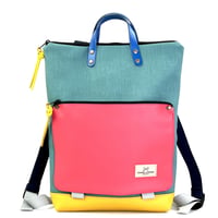 Mochila Book Holder Iconic Impermeable bolsillo rosa.