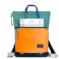 Mochila Book Holder Iconic Impermeable bolsillo naranja.