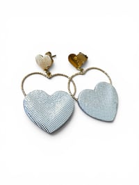 Boucles GRAND LOVE blanc pailleté argent