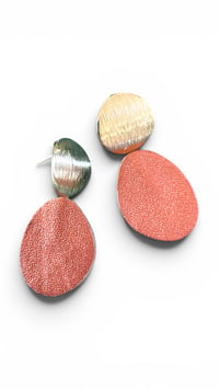 Image 1 of Boucles GALET corail métallisé 