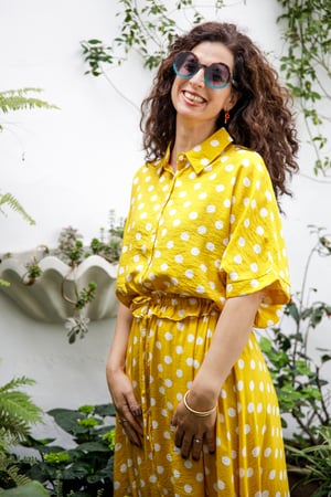 Image of Set de falda y blusa super amplia mostaza topos