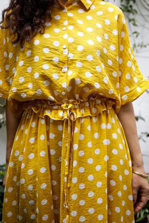 Image of Set de falda y blusa super amplia mostaza topos