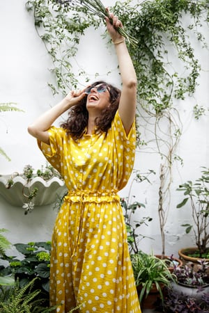 Image of Set de falda y blusa super amplia mostaza topos