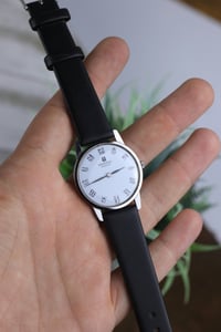 Image 5 of 1970s Universal Geneve Ultra Slim - Seal Script Indices - Manual Winding 1-42 Cal.