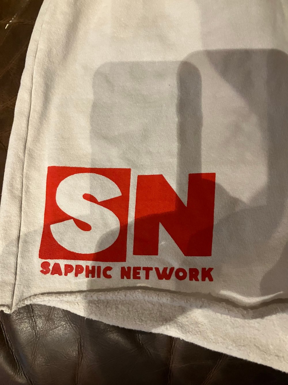 L CREAM "SAPPHIC NETWORK" SHORTS RED INK