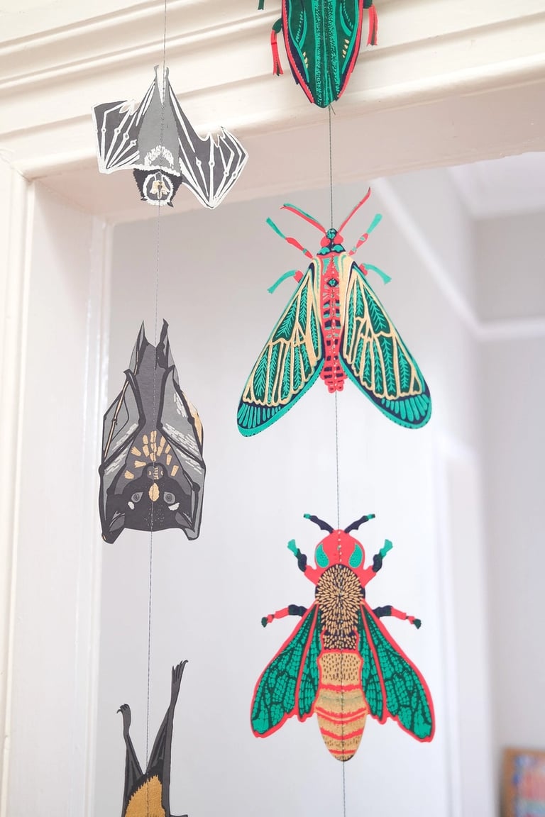 GUIRLANDE VERTICALE COUSUE INSECTES - EAST END PRESS Image 3