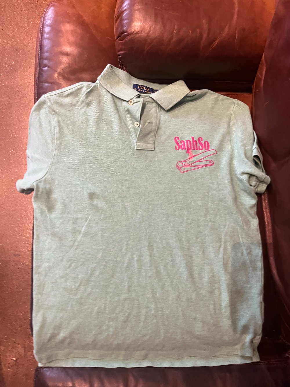 UPCYCLED M GREEN POLO CLIPPERS LOGO PINK INK 