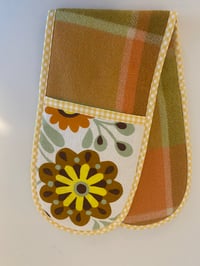 Image 2 of 70’s Flower Oven Mitt