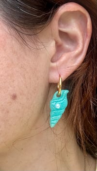 Les boucles d’oreilles Caracolas