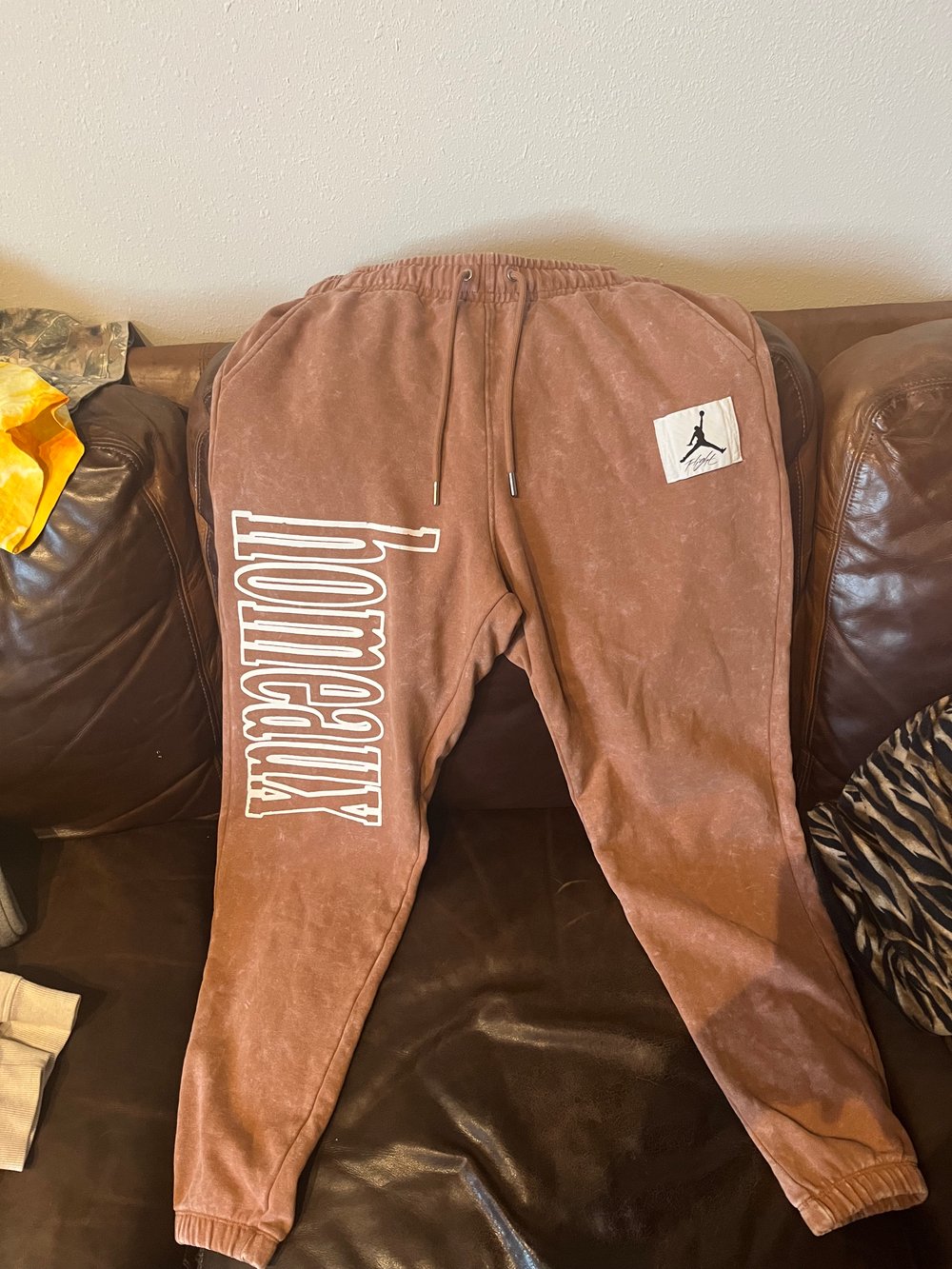 S MENS CLAY NIKE SWEATPANTS "HOMEAUX" VERTICAL YT INK