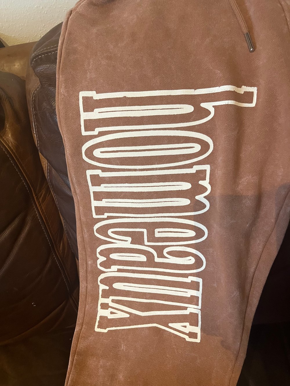 S MENS CLAY NIKE SWEATPANTS "HOMEAUX" VERTICAL YT INK