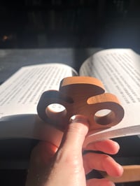 Image 3 of 黑桃拇指書壓