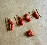 Image 2 of Boucles uniques en corail 